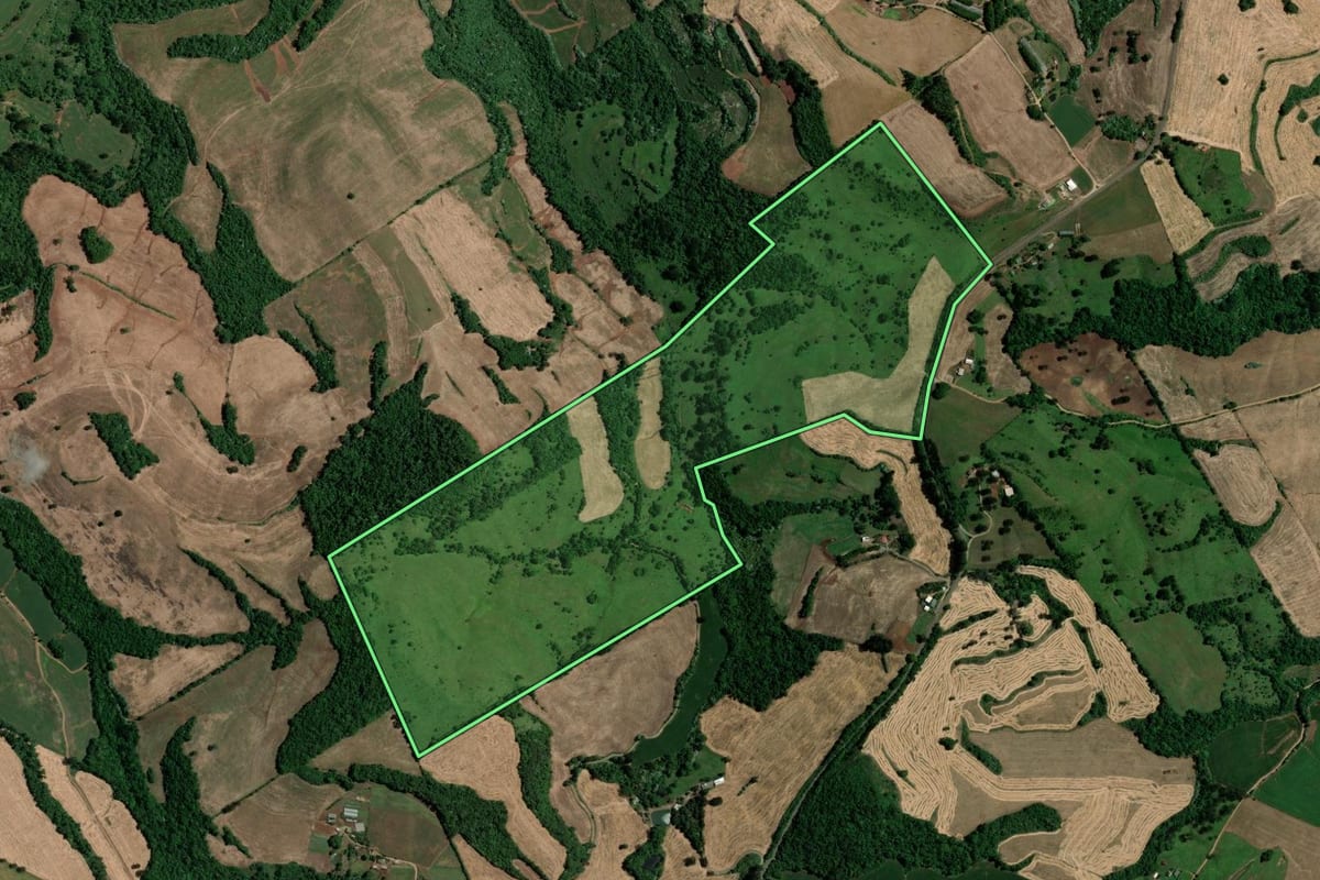 Imagem de satélite do imóvel rural em Marcelino Ramos (RS), com o contorno declarado no CAR desenhado por cima.