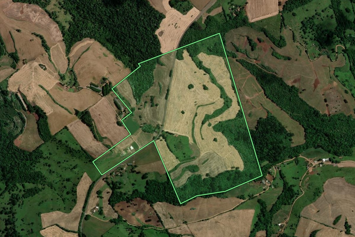 Imagem de satélite do imóvel rural em Marcelino Ramos (RS), com o contorno declarado no CAR desenhado por cima.