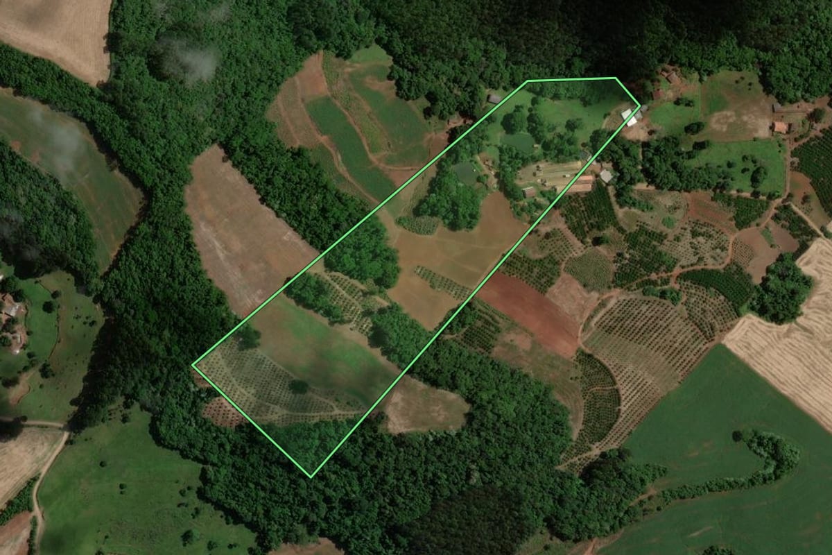 Imagem de satélite do imóvel rural em Marcelino Ramos (RS), com o contorno declarado no CAR desenhado por cima.