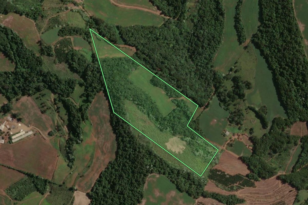 Imagem de satélite do imóvel rural em Marcelino Ramos (RS), com o contorno declarado no CAR desenhado por cima.