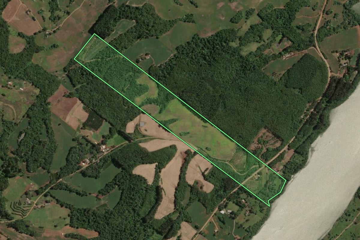 Imagem de satélite do imóvel rural em Marcelino Ramos (RS), com o contorno declarado no CAR desenhado por cima.