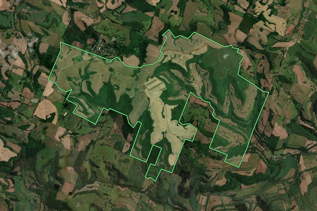 Imagem de satélite do imóvel rural em Marcelino Ramos (RS), com o contorno declarado no CAR desenhado por cima.