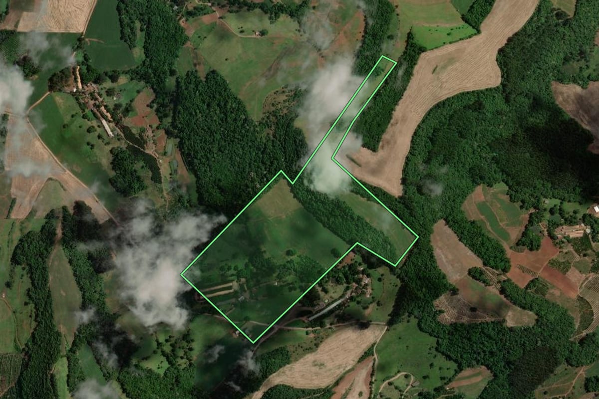 Imagem de satélite do imóvel rural em Marcelino Ramos (RS), com o contorno declarado no CAR desenhado por cima.