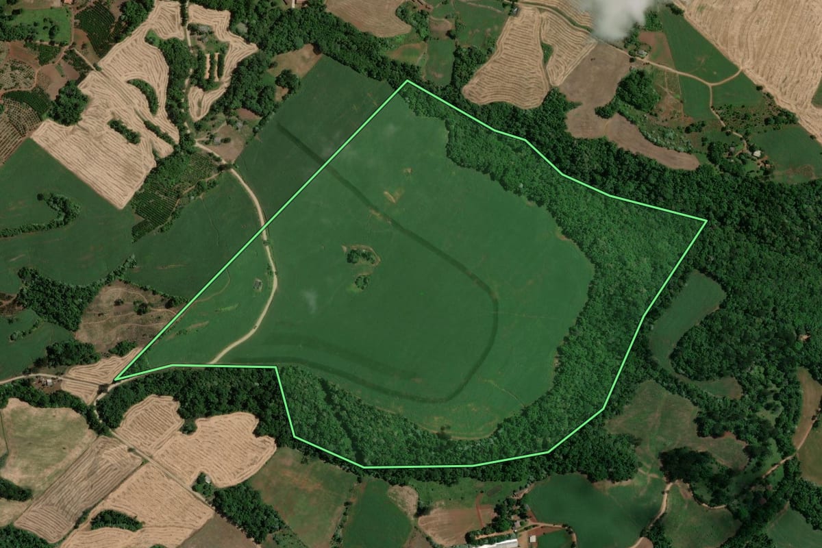 Imagem de satélite do imóvel rural em Marcelino Ramos (RS), com o contorno declarado no CAR desenhado por cima.