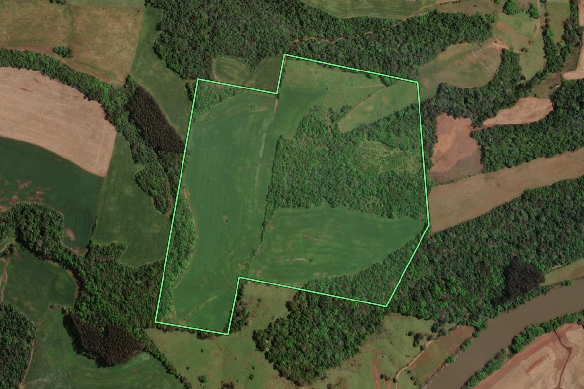 Imagem de satélite do imóvel rural em Marcelino Ramos (RS), com o contorno declarado no CAR desenhado por cima.