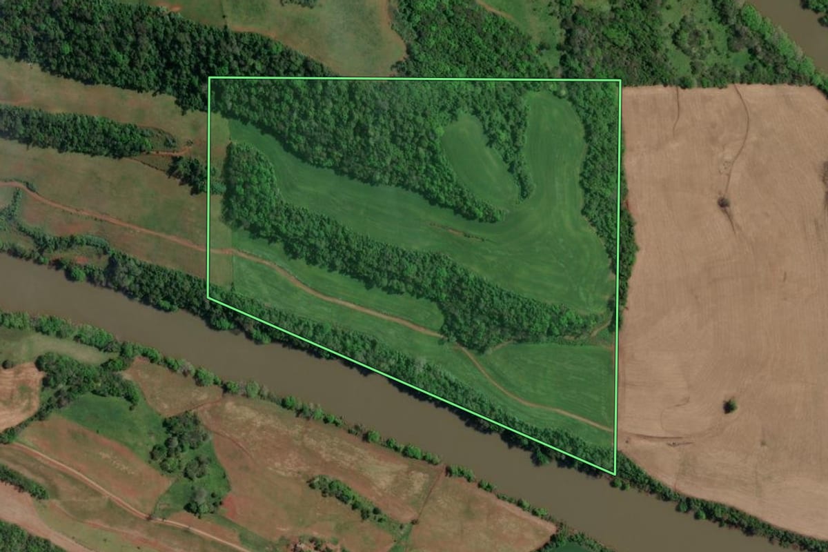 Imagem de satélite do imóvel rural em Marcelino Ramos (RS), com o contorno declarado no CAR desenhado por cima.