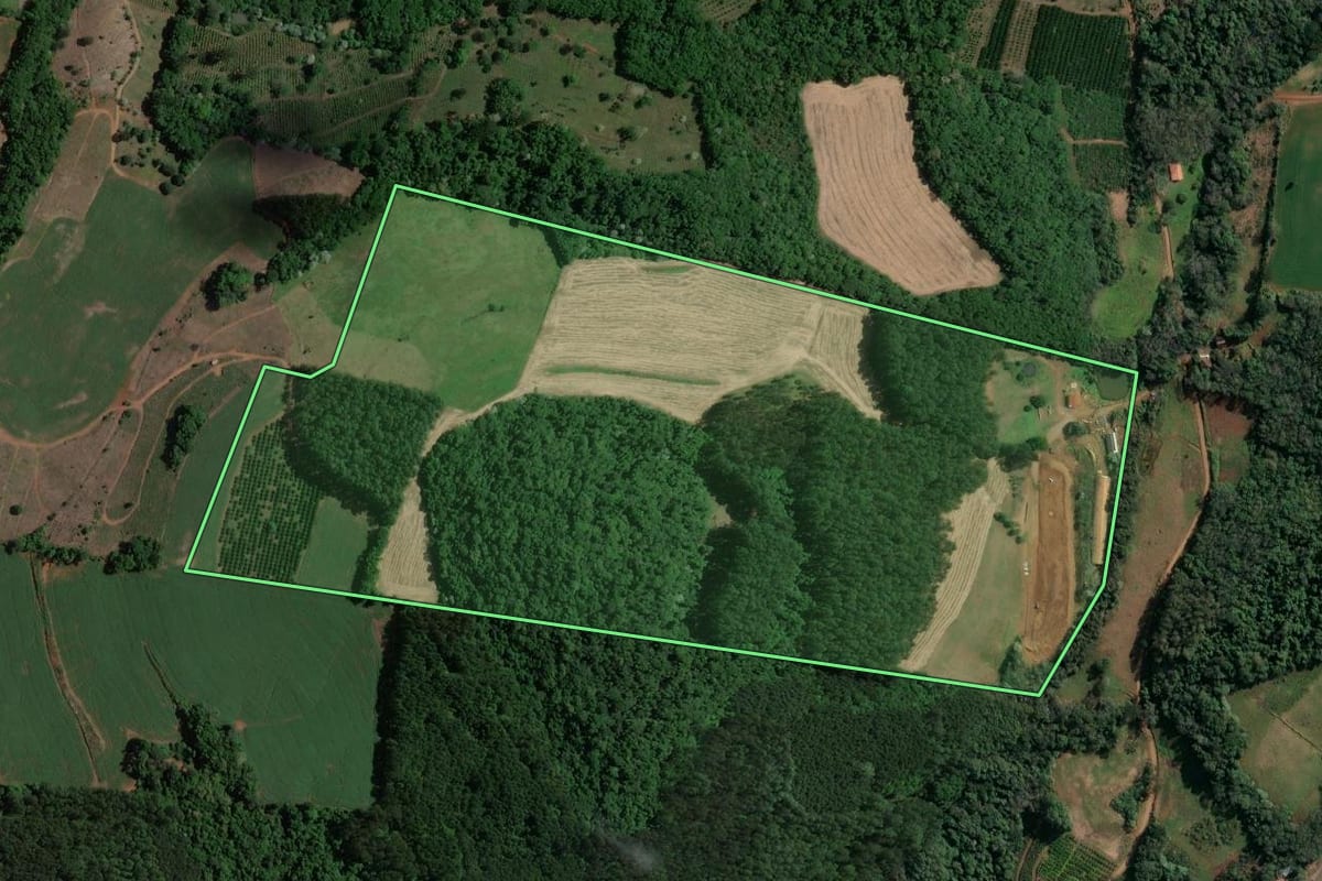 Imagem de satélite do imóvel rural em Marcelino Ramos (RS), com o contorno declarado no CAR desenhado por cima.
