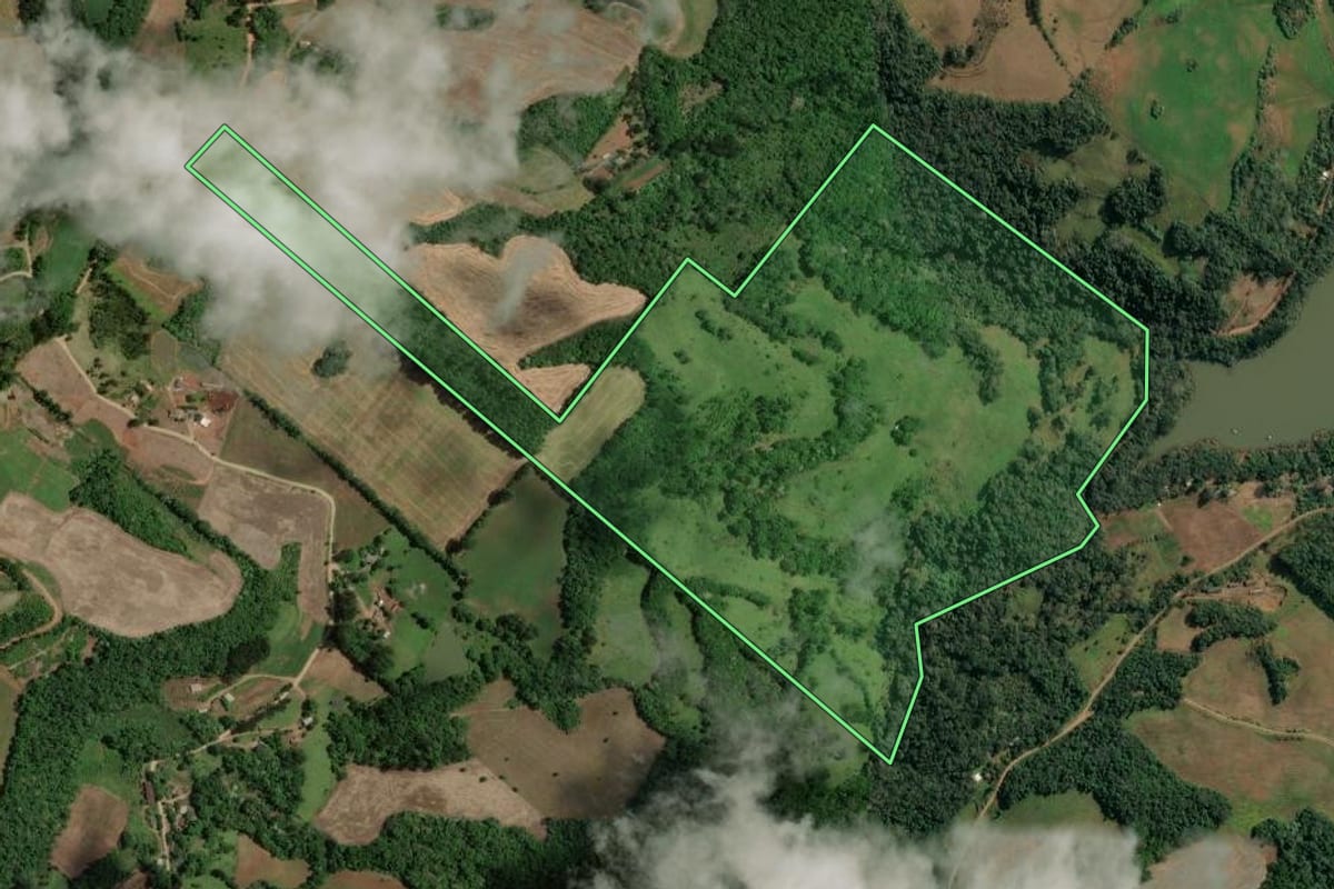 Imagem de satélite do imóvel rural em Marcelino Ramos (RS), com o contorno declarado no CAR desenhado por cima.