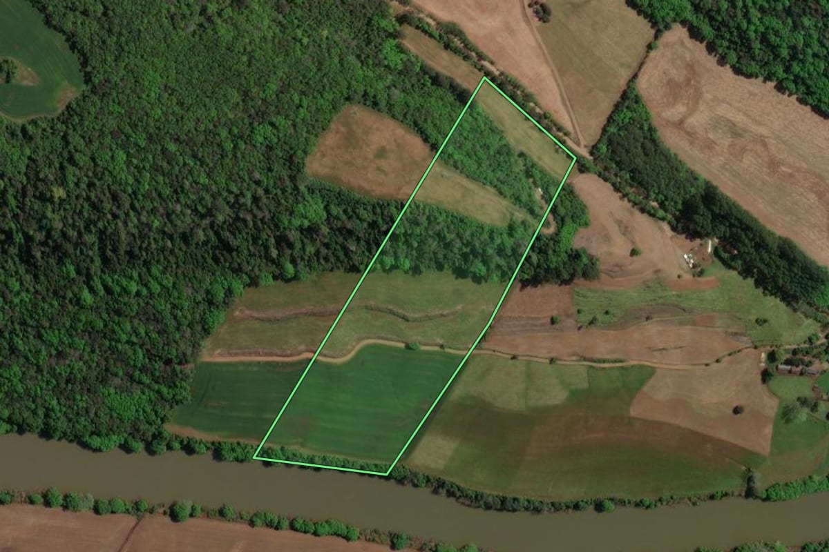 Imagem de satélite do imóvel rural em Marcelino Ramos (RS), com o contorno declarado no CAR desenhado por cima.
