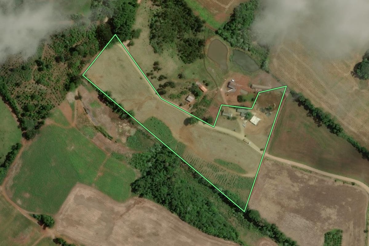 Imagem de satélite do imóvel rural em Marcelino Ramos (RS), com o contorno declarado no CAR desenhado por cima.