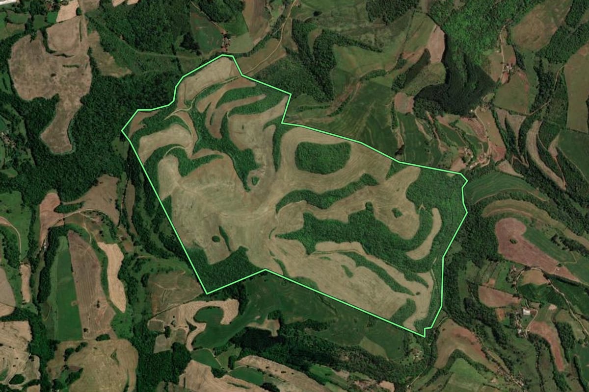 Imagem de satélite do imóvel rural em Marcelino Ramos (RS), com o contorno declarado no CAR desenhado por cima.