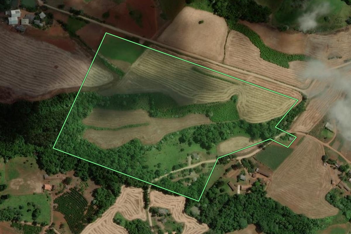 Imagem de satélite do imóvel rural em Marcelino Ramos (RS), com o contorno declarado no CAR desenhado por cima.