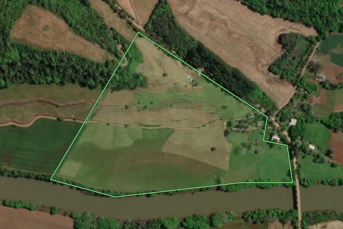 Imagem de satélite do imóvel rural em Marcelino Ramos (RS), com o contorno declarado no CAR desenhado por cima.