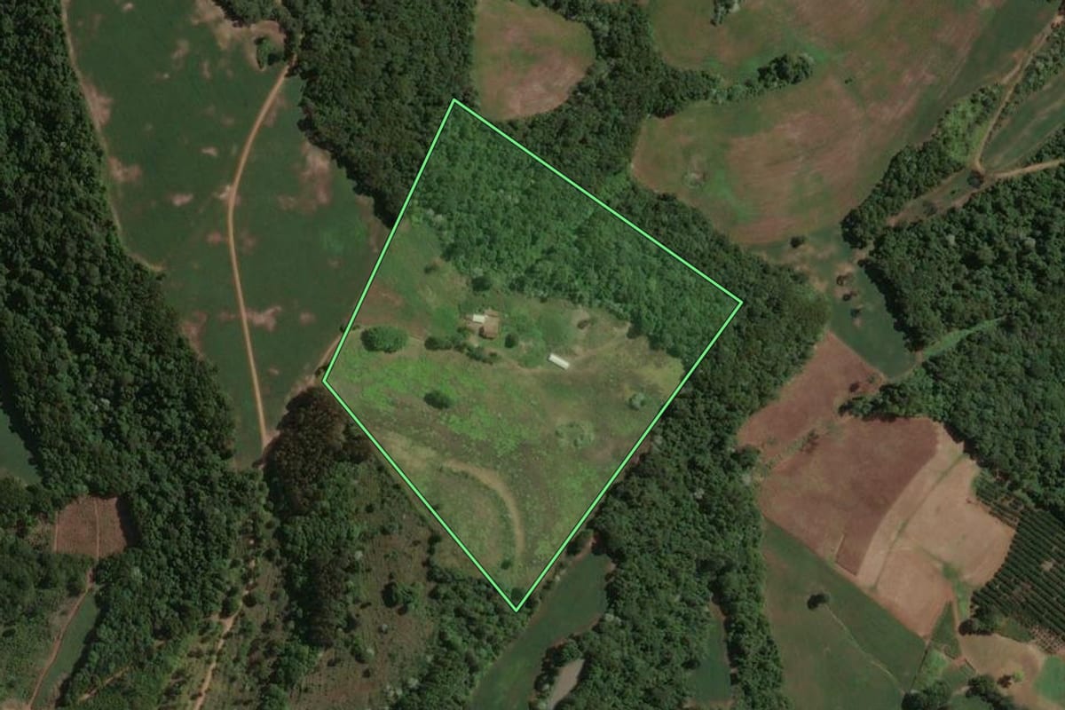 Imagem de satélite do imóvel rural em Marcelino Ramos (RS), com o contorno declarado no CAR desenhado por cima.