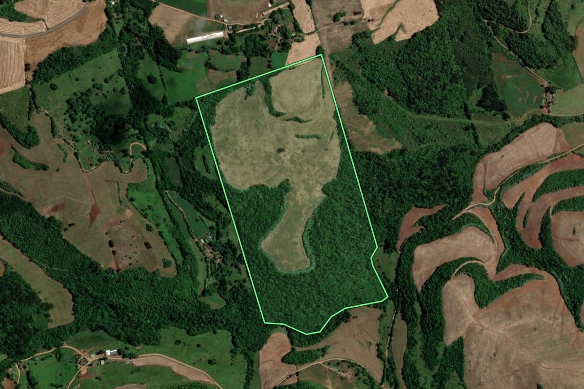 Imagem de satélite do imóvel rural em Marcelino Ramos (RS), com o contorno declarado no CAR desenhado por cima.