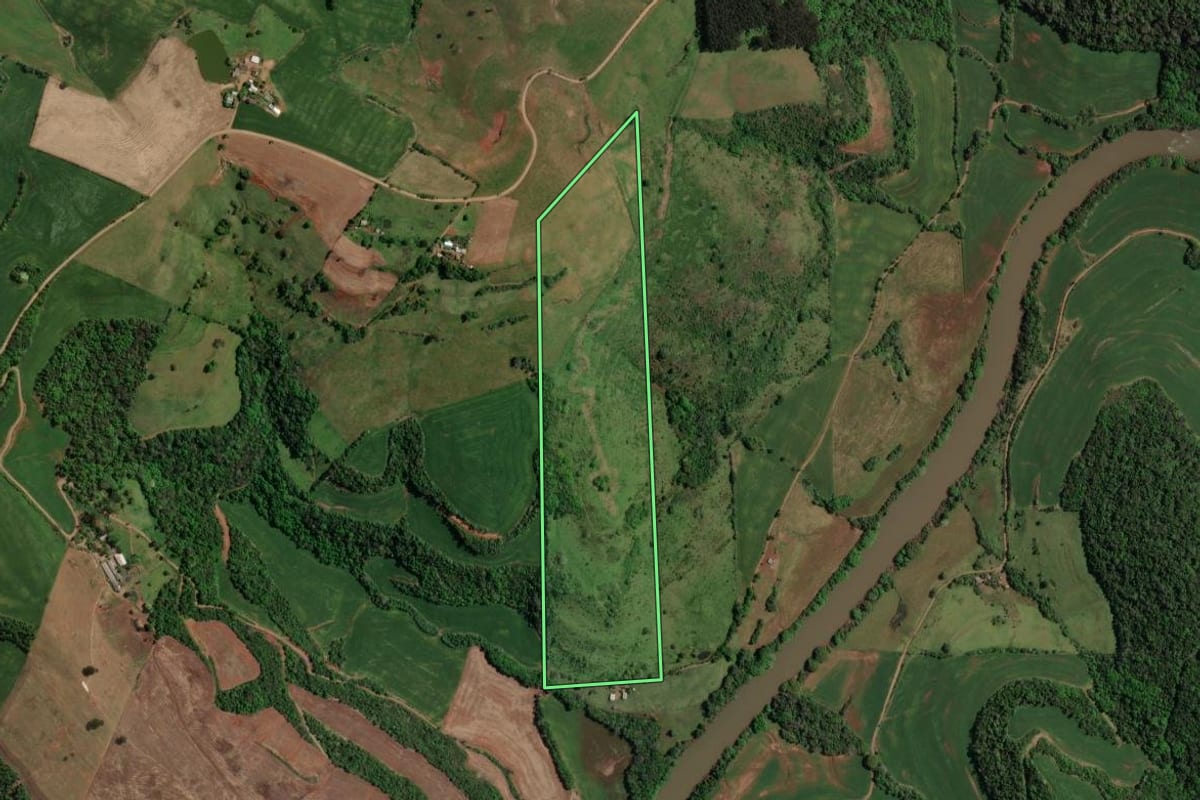 Imagem de satélite do imóvel rural em Marcelino Ramos (RS), com o contorno declarado no CAR desenhado por cima.