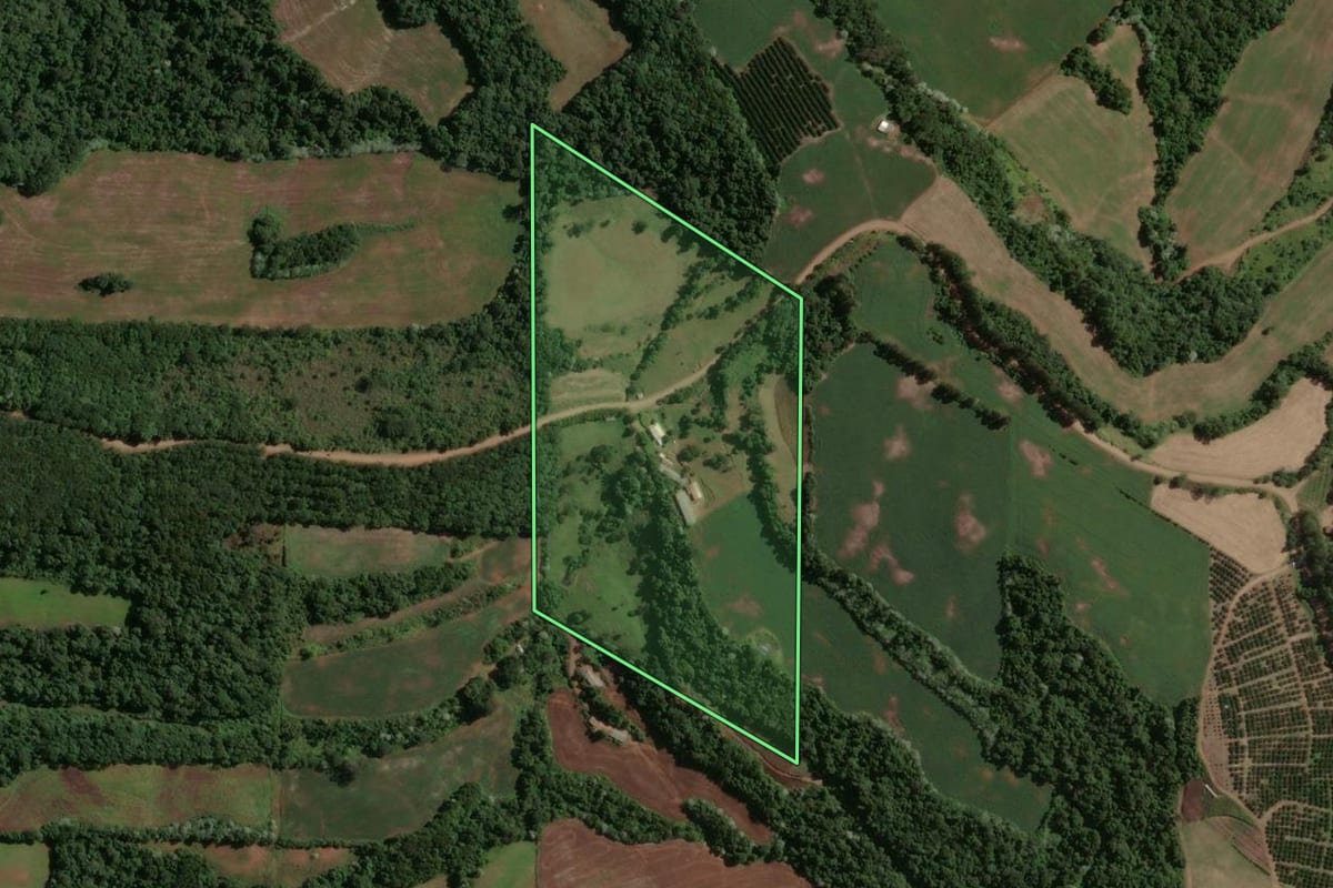 Imagem de satélite do imóvel rural em Marcelino Ramos (RS), com o contorno declarado no CAR desenhado por cima.