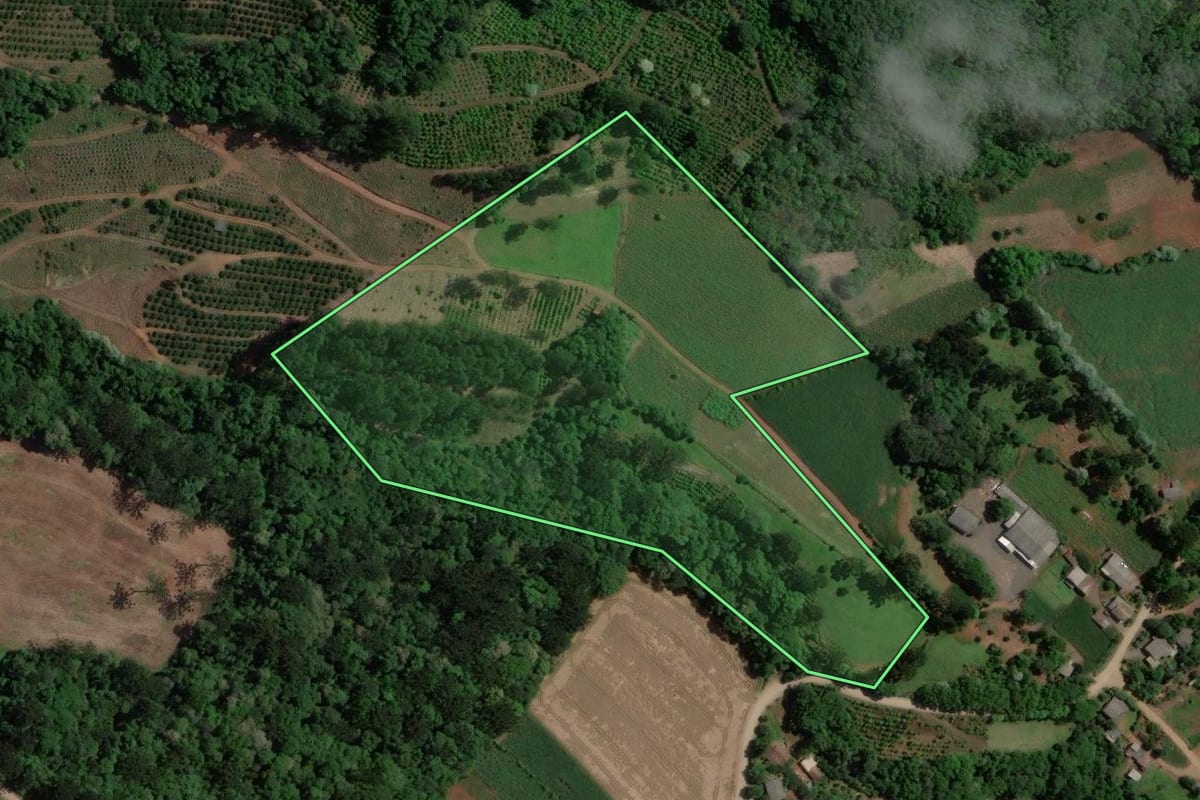 Imagem de satélite do imóvel rural em Marcelino Ramos (RS), com o contorno declarado no CAR desenhado por cima.