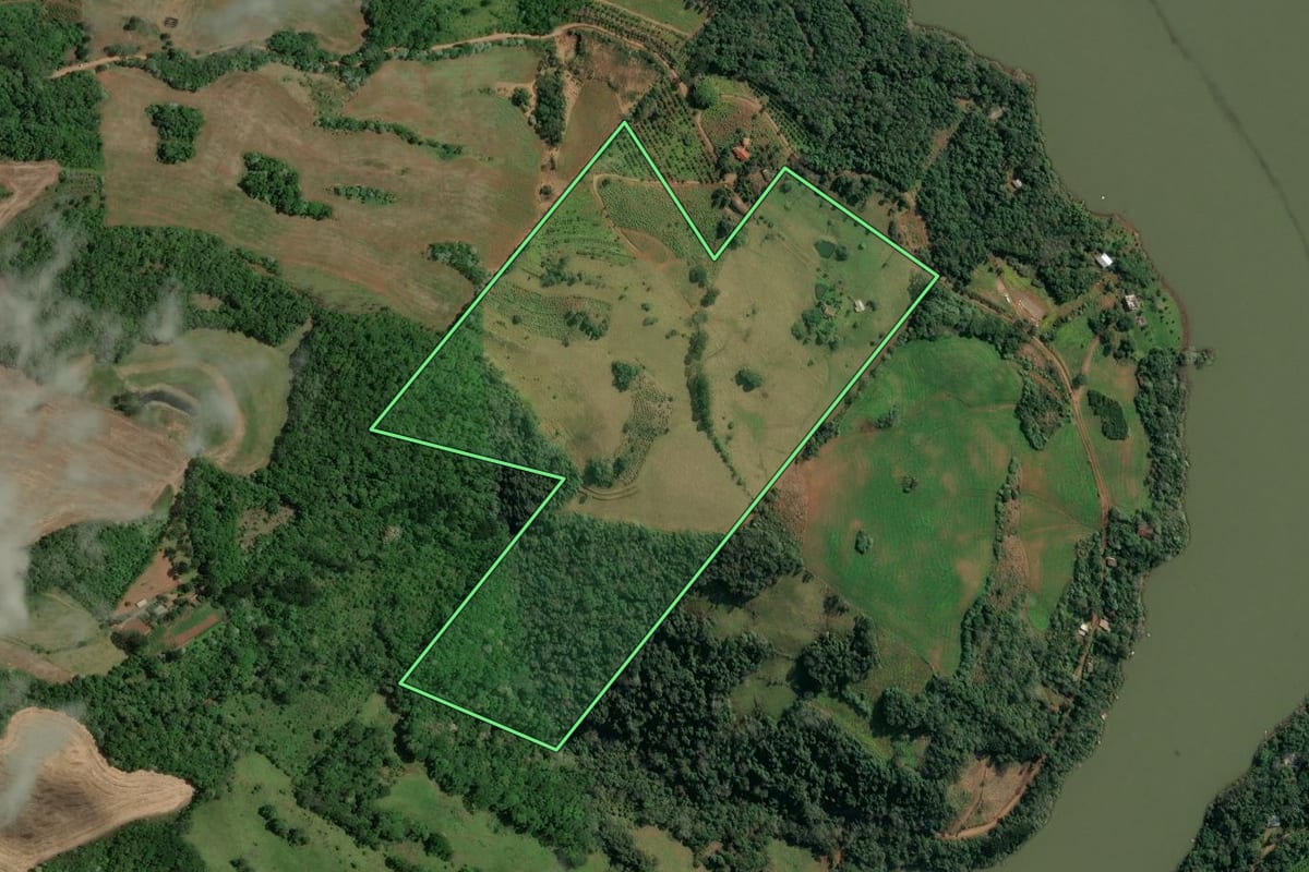 Imagem de satélite do imóvel rural em Marcelino Ramos (RS), com o contorno declarado no CAR desenhado por cima.