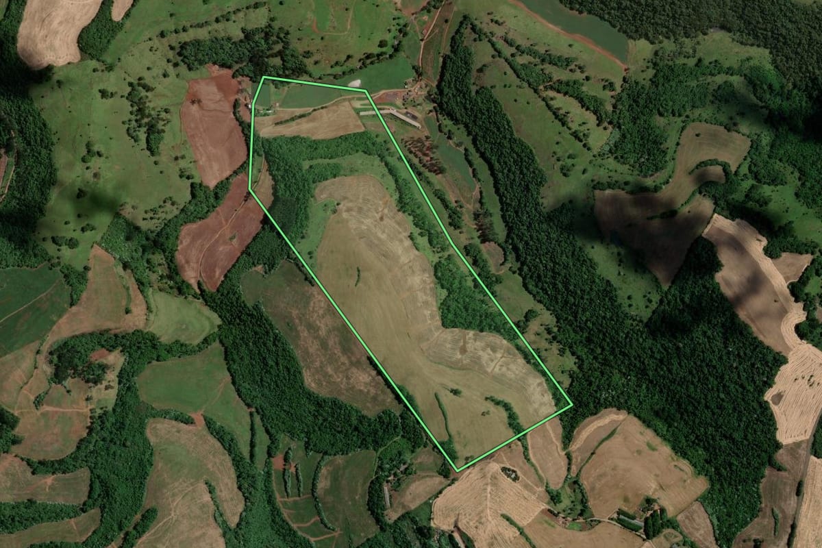 Imagem de satélite do imóvel rural em Marcelino Ramos (RS), com o contorno declarado no CAR desenhado por cima.