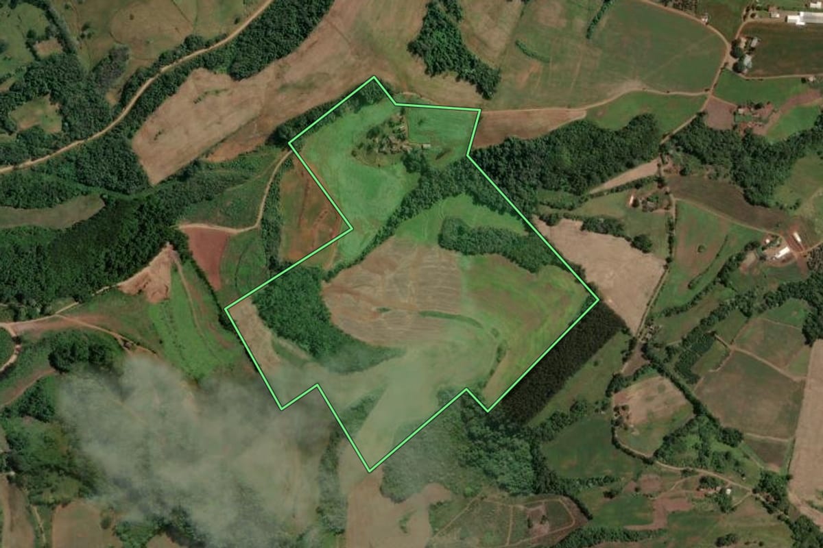 Imagem de satélite do imóvel rural em Marcelino Ramos (RS), com o contorno declarado no CAR desenhado por cima.