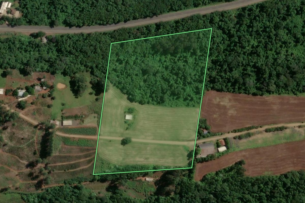 Imagem de satélite do imóvel rural em Marcelino Ramos (RS), com o contorno declarado no CAR desenhado por cima.