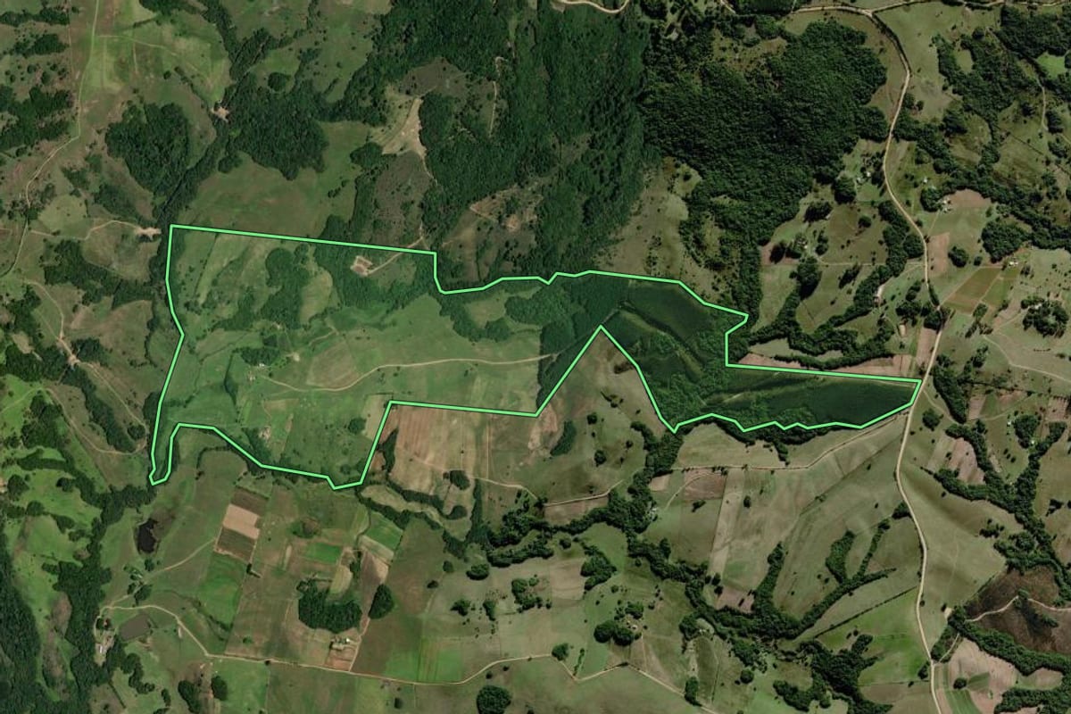 Imagem de satélite do imóvel rural em Mariana Pimentel (RS), com o contorno declarado no CAR desenhado por cima.