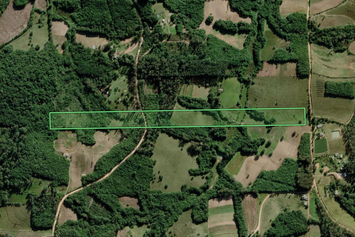 Imagem de satélite do imóvel rural em Mariana Pimentel (RS), com o contorno declarado no CAR desenhado por cima.