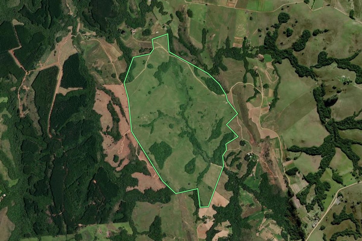 Imagem de satélite do imóvel rural em Mariana Pimentel (RS), com o contorno declarado no CAR desenhado por cima.