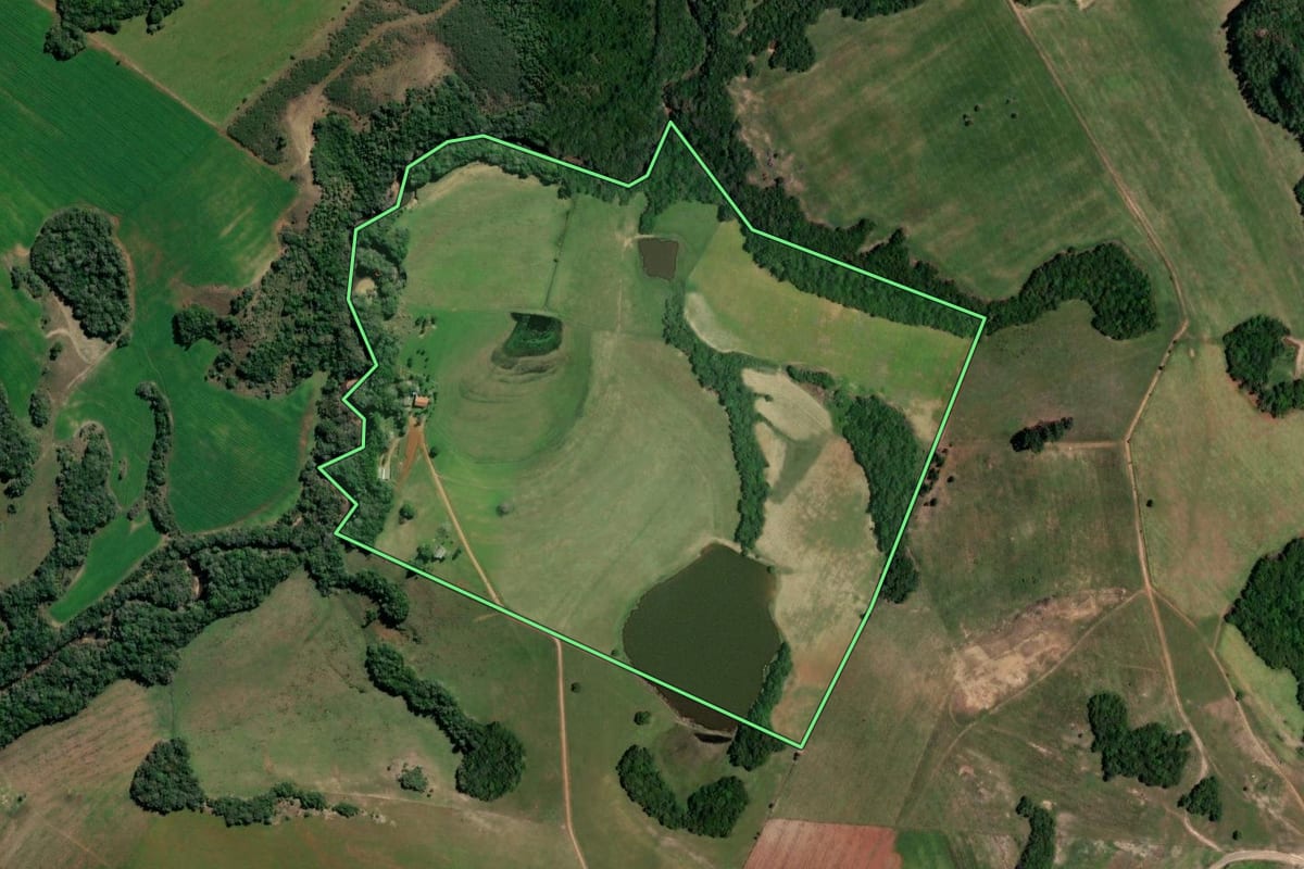 Imagem de satélite do imóvel rural em Mariana Pimentel (RS), com o contorno declarado no CAR desenhado por cima.