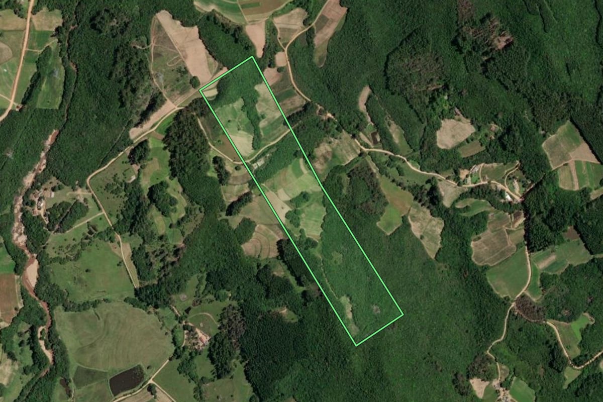 Imagem de satélite do imóvel rural em Mariana Pimentel (RS), com o contorno declarado no CAR desenhado por cima.