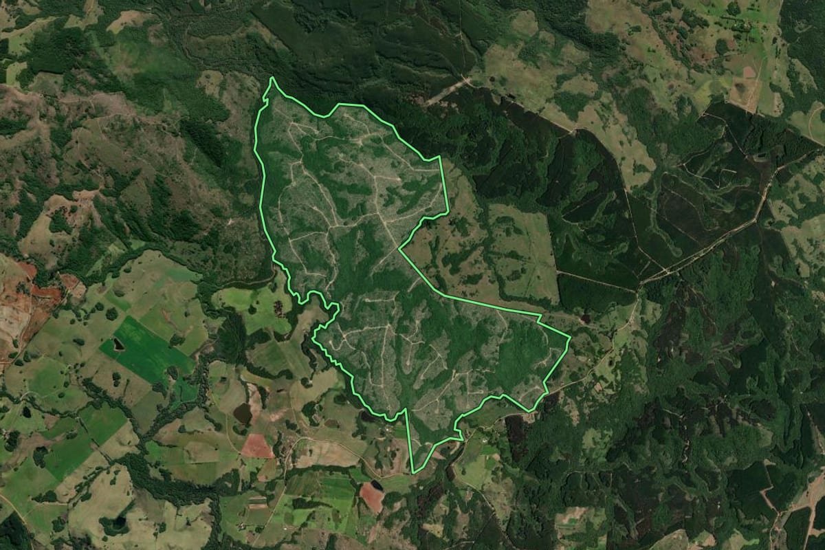 Imagem de satélite do imóvel rural em Mariana Pimentel (RS), com o contorno declarado no CAR desenhado por cima.