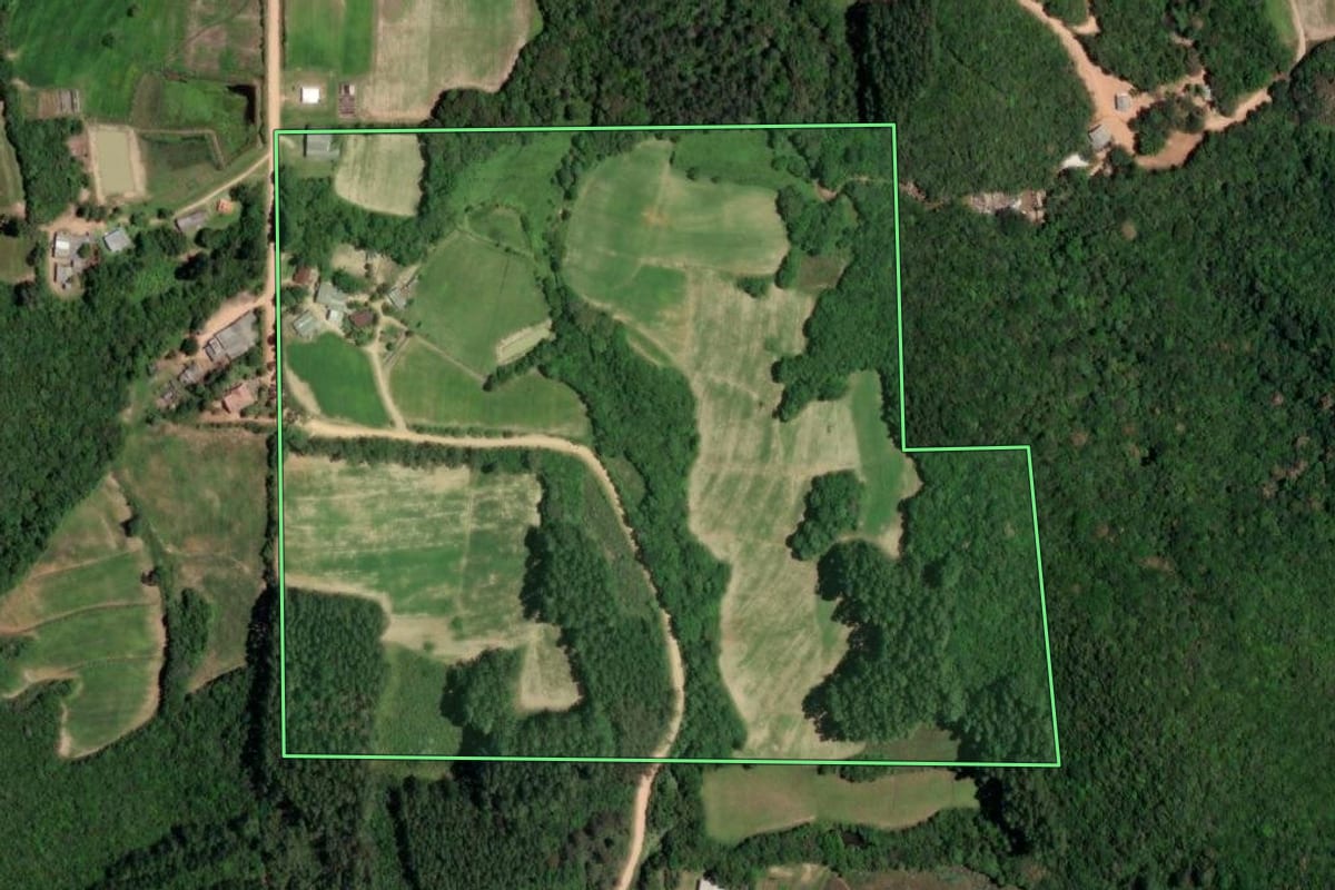 Imagem de satélite do imóvel rural em Mariana Pimentel (RS), com o contorno declarado no CAR desenhado por cima.