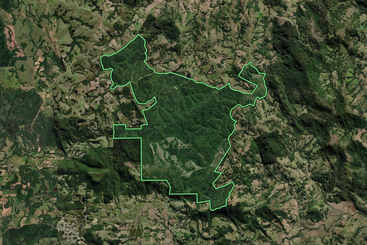 Imagem de satélite do imóvel rural em Mariana Pimentel (RS), com o contorno declarado no CAR desenhado por cima.