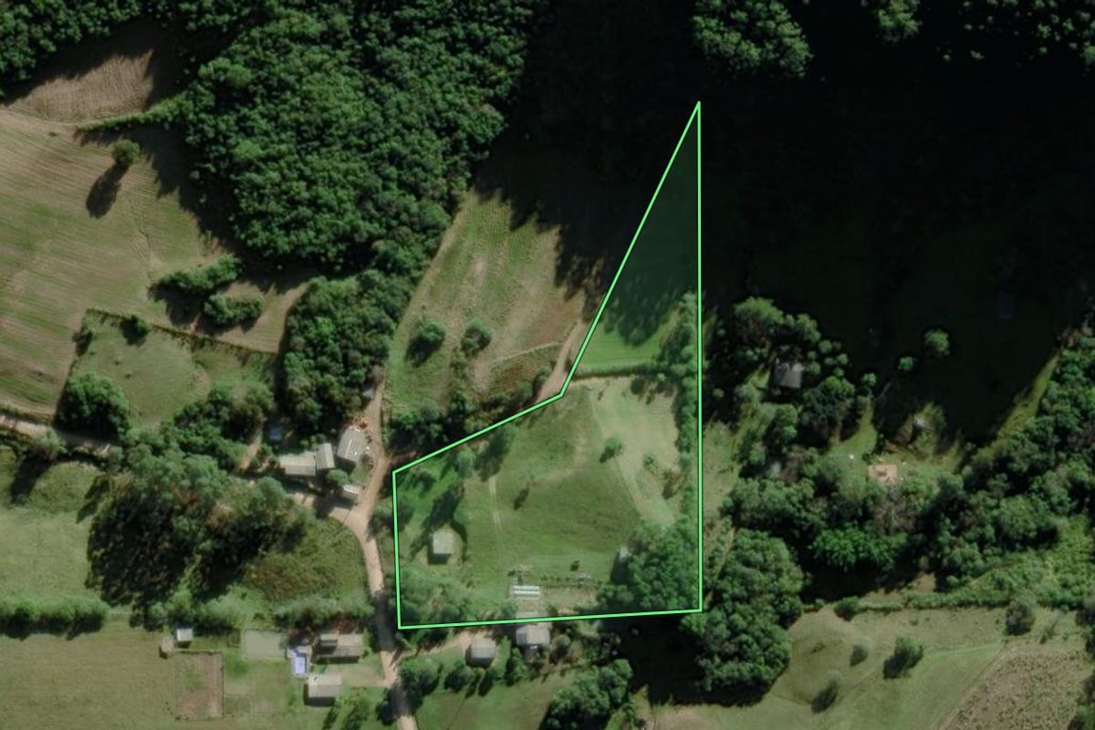Imagem de satélite do imóvel rural em Mariana Pimentel (RS), com o contorno declarado no CAR desenhado por cima.