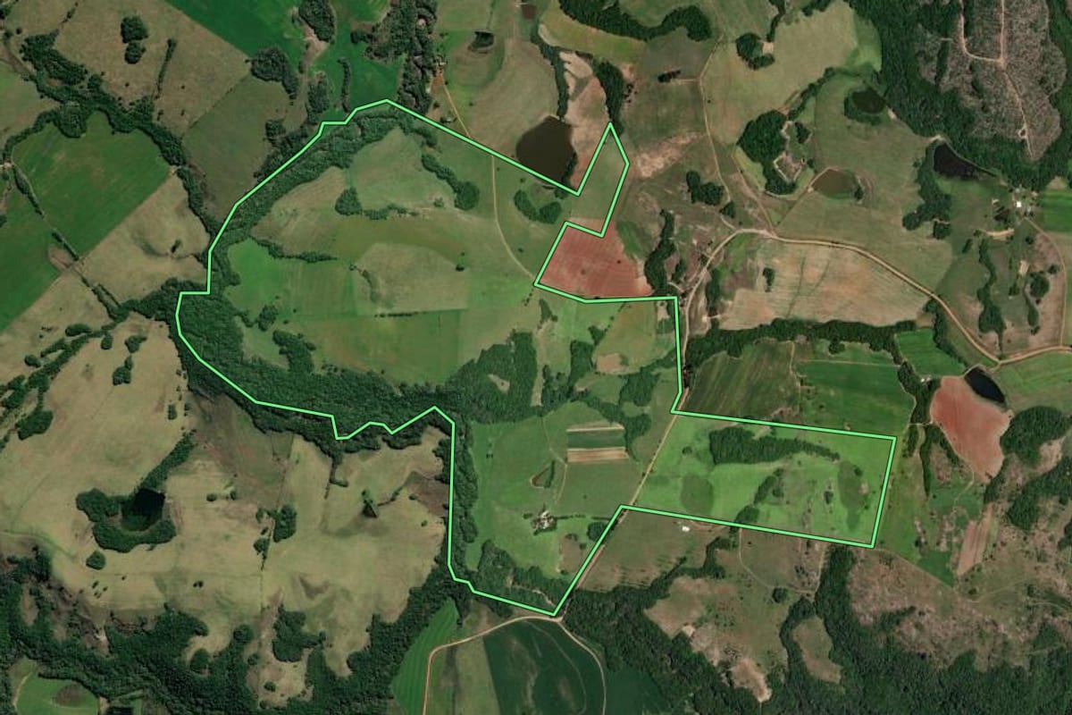 Imagem de satélite do imóvel rural em Mariana Pimentel (RS), com o contorno declarado no CAR desenhado por cima.