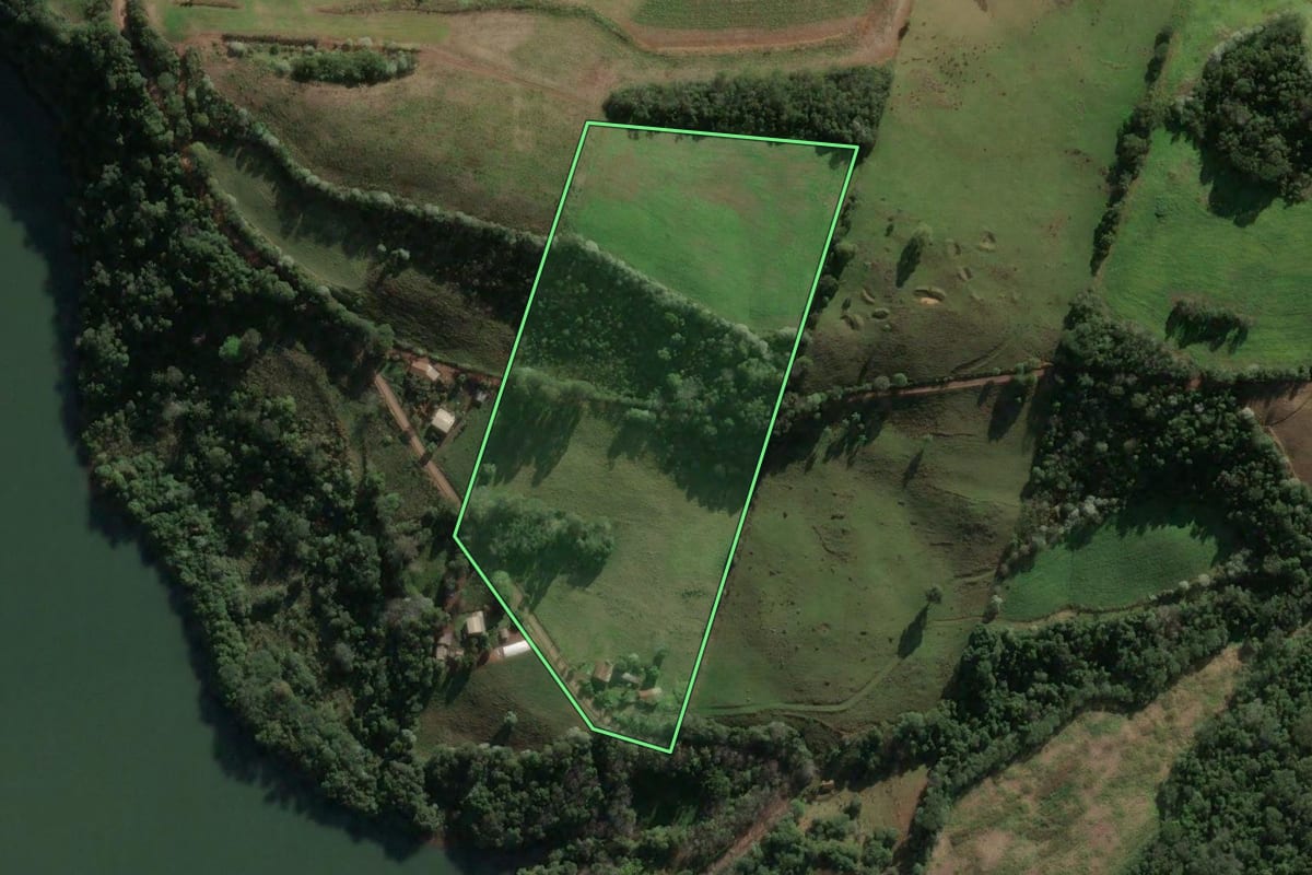 Imagem de satélite do imóvel rural em Mariano Moro (RS), com o contorno declarado no CAR desenhado por cima.
