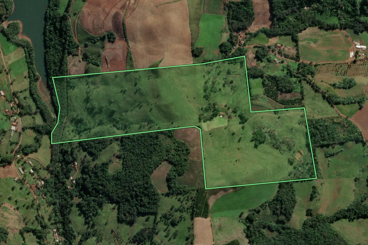 Imagem de satélite do imóvel rural em Mariano Moro (RS), com o contorno declarado no CAR desenhado por cima.