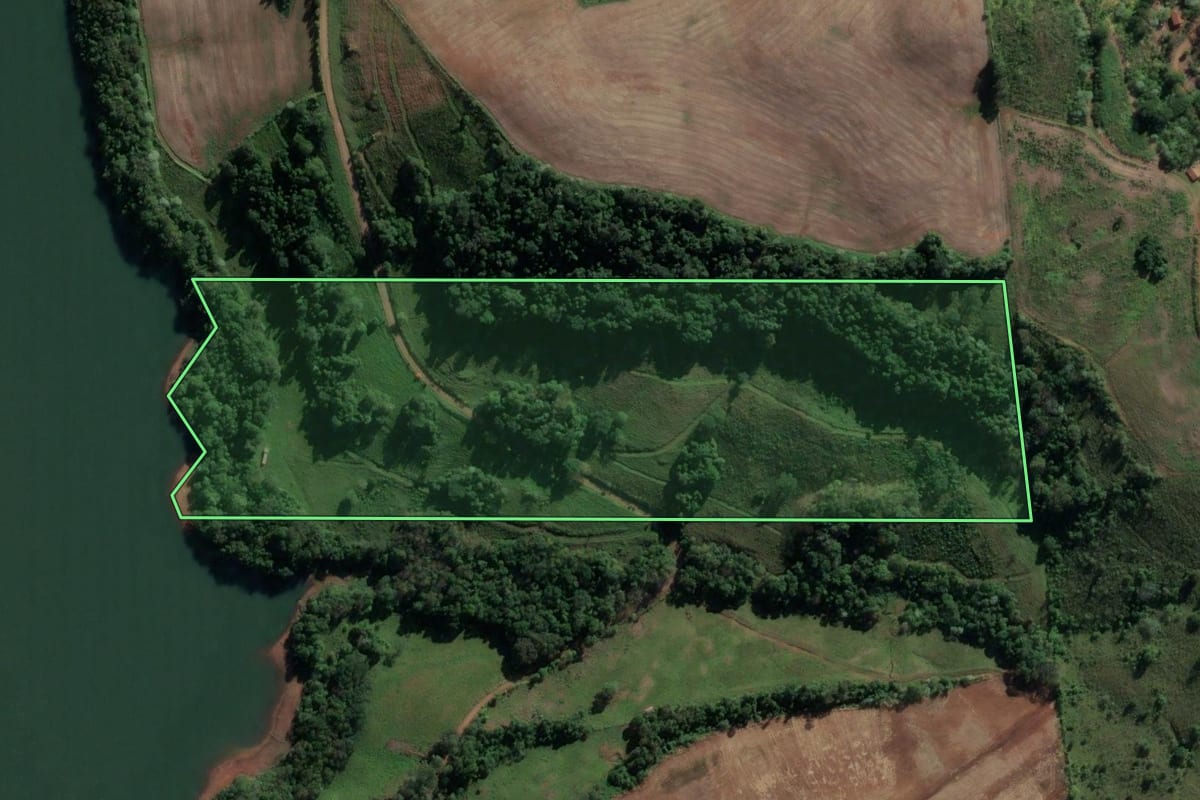 Imagem de satélite do imóvel rural em Mariano Moro (RS), com o contorno declarado no CAR desenhado por cima.