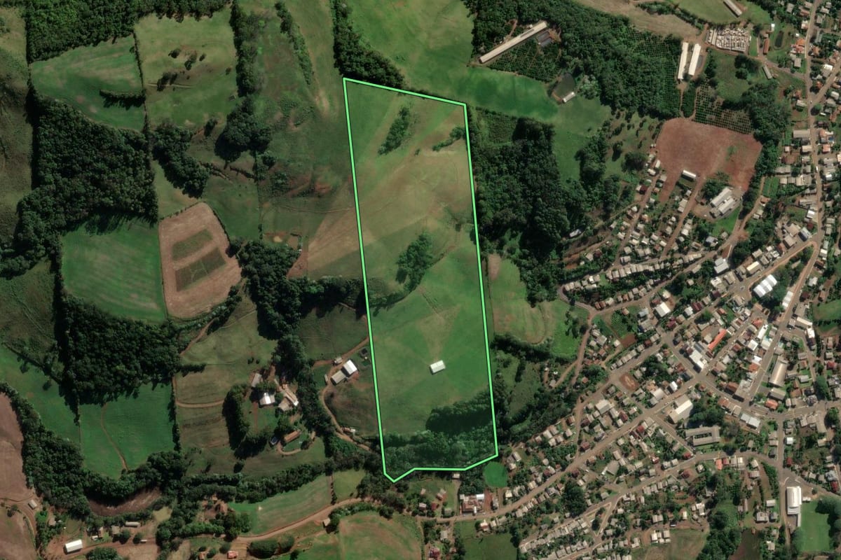 Imagem de satélite do imóvel rural em Mariano Moro (RS), com o contorno declarado no CAR desenhado por cima.