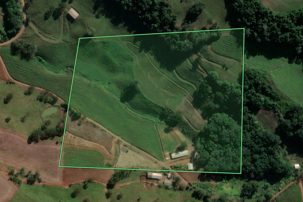 Imagem de satélite do imóvel rural em Mariano Moro (RS), com o contorno declarado no CAR desenhado por cima.