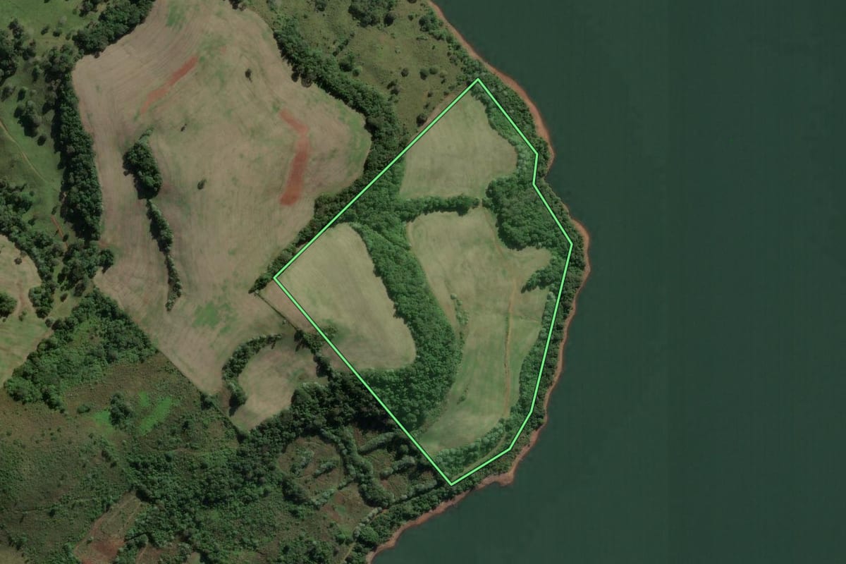 Imagem de satélite do imóvel rural em Mariano Moro (RS), com o contorno declarado no CAR desenhado por cima.