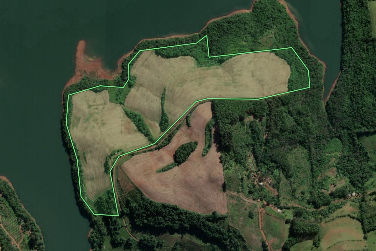 Imagem de satélite do imóvel rural em Mariano Moro (RS), com o contorno declarado no CAR desenhado por cima.