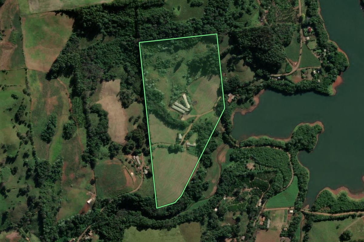 Imagem de satélite do imóvel rural em Mariano Moro (RS), com o contorno declarado no CAR desenhado por cima.