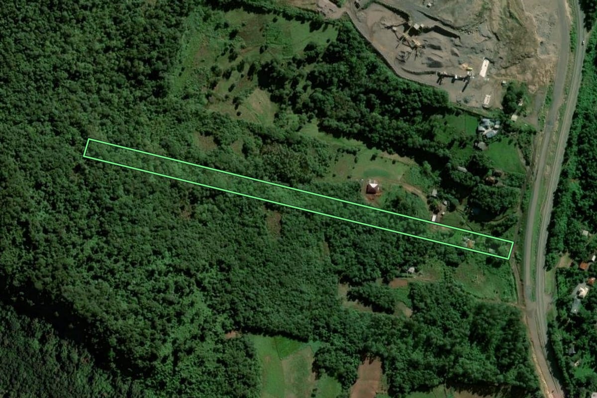Imagem de satélite do imóvel rural em Marques de Souza (RS), com o contorno declarado no CAR desenhado por cima.