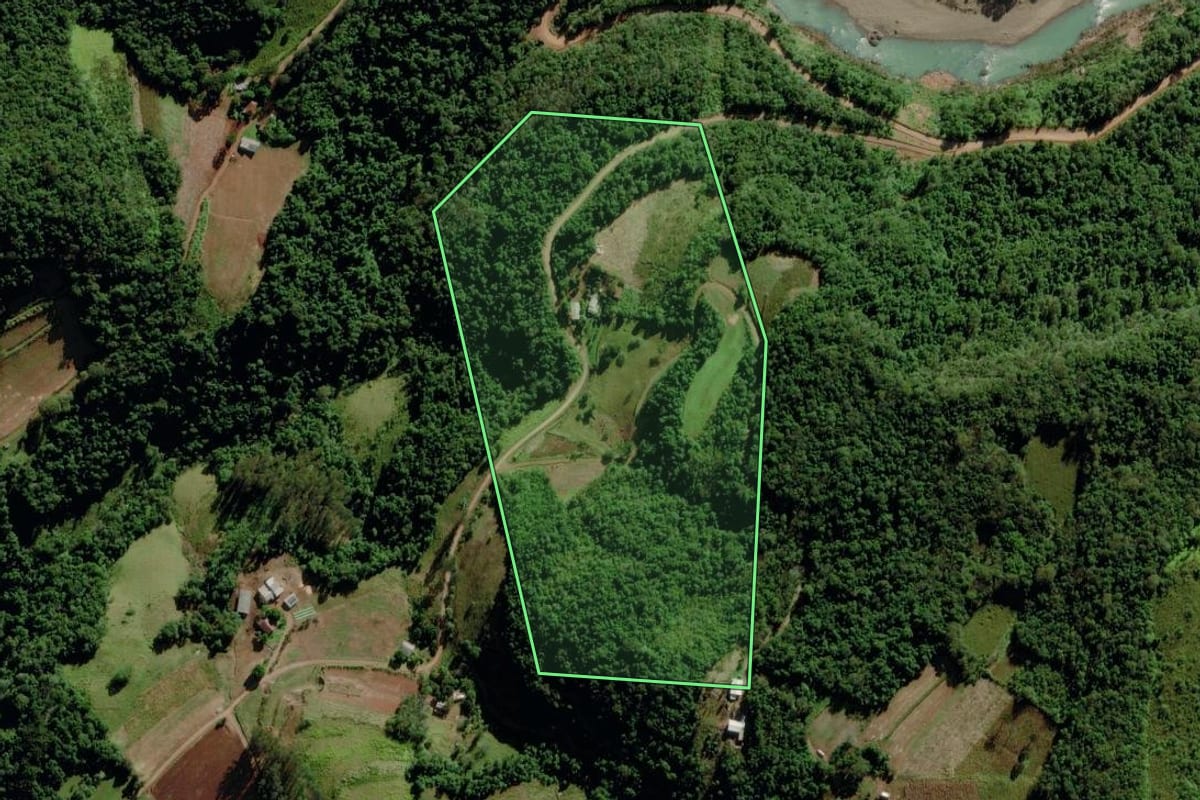 Imagem de satélite do imóvel rural em Marques de Souza (RS), com o contorno declarado no CAR desenhado por cima.