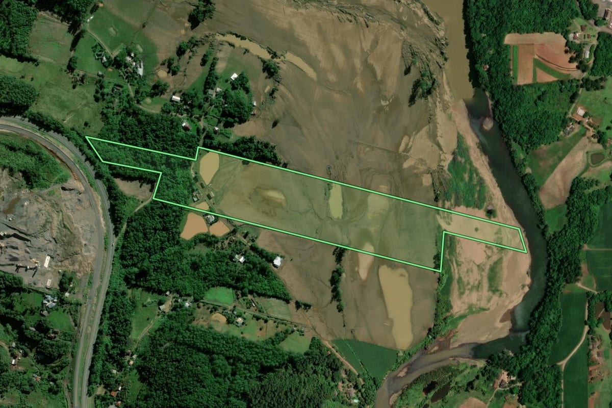 Imagem de satélite do imóvel rural em Marques de Souza (RS), com o contorno declarado no CAR desenhado por cima.