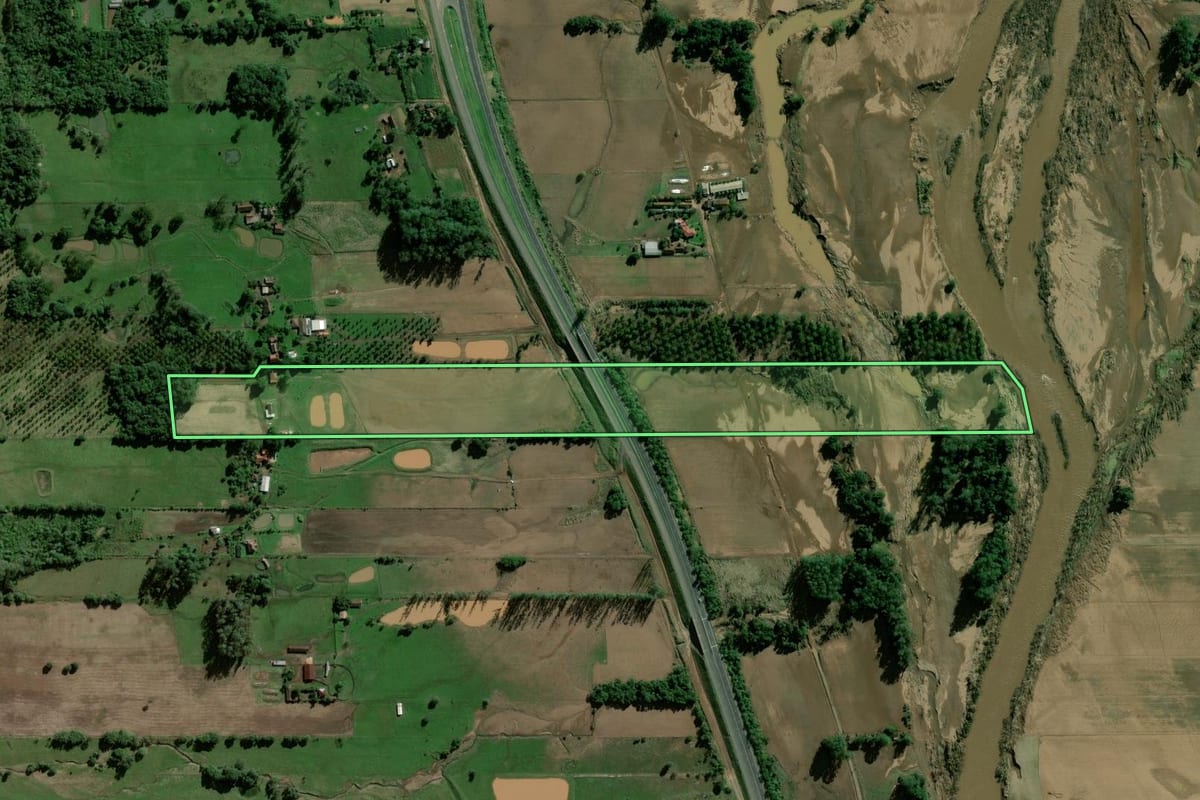 Imagem de satélite do imóvel rural em Marques de Souza (RS), com o contorno declarado no CAR desenhado por cima.