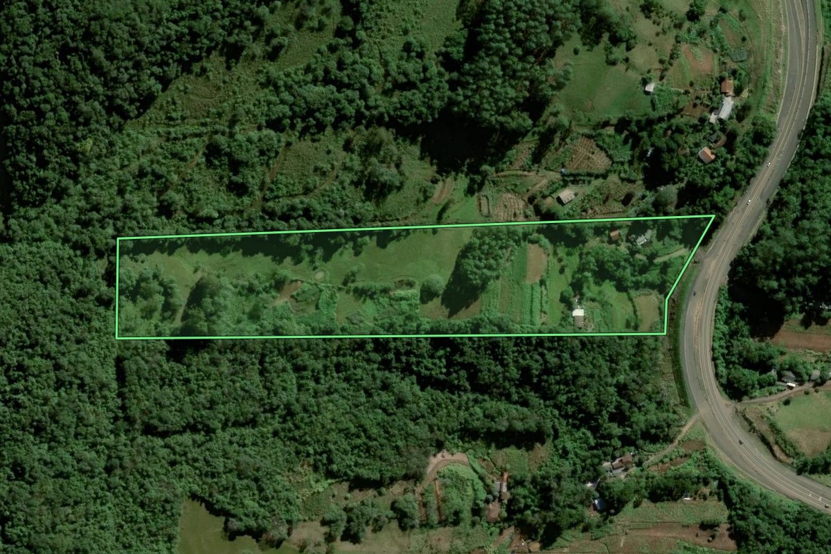 Imagem de satélite do imóvel rural em Marques de Souza (RS), com o contorno declarado no CAR desenhado por cima.