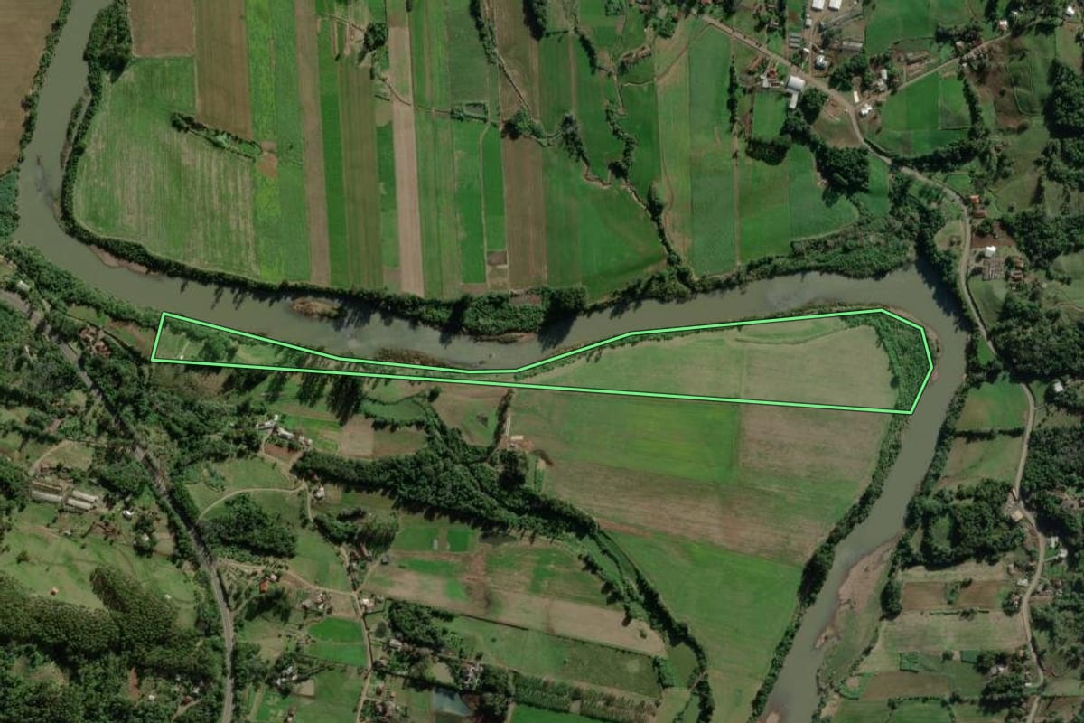 Imagem de satélite do imóvel rural em Marques de Souza (RS), com o contorno declarado no CAR desenhado por cima.